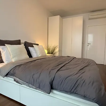 2 Bedroom With Great Location And Air Conditioning And Parking Appartement Bratislava